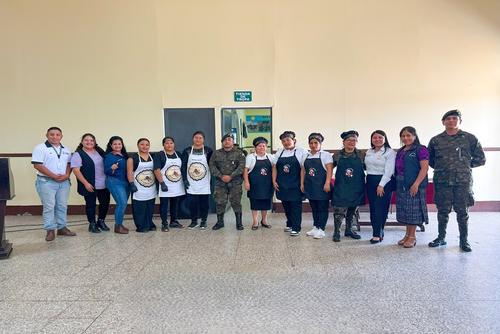 Parte del grupo que recibió la capacitación durante seis meses, en la Segunda Brigada Militar. (Foto: Cortesía Municipalidad)