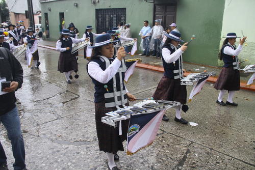Las integrantes de la banda de guerra de la Escuela de Maestras para Párvulos en su participación. (Foto: Eddy Recinos/Colaborador)