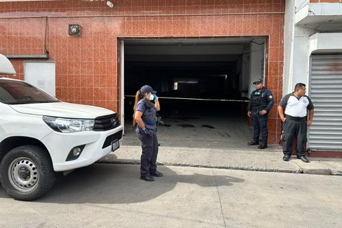 Agentes de la PNC y del MP investigan hecho ocurrido. (Foto: Óscar Rivas / Nuestro Diario)