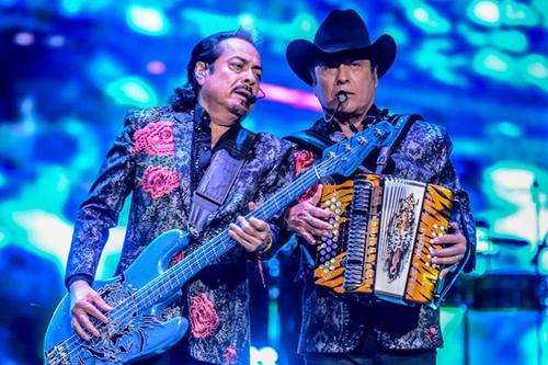 Hernán Hernández fue el primero en auxiliar a su hermano sobre el escenario. (Foto: X)