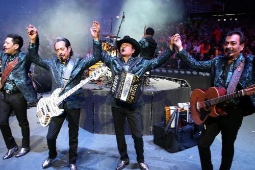 El líder de la agrupación norteña se levantó y siguió cantando tras el accidente. (Foto: X)