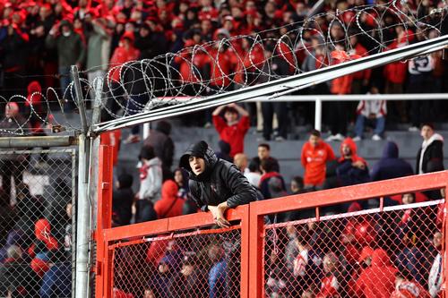 El juego no pudo continuar por los disturbios. (Foto: AFP)