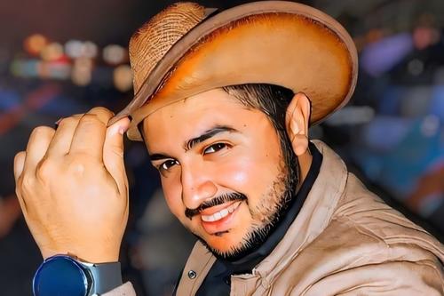 Arias destaca por su talento en la recreación de escenas con IA. (Foto: Erick Alexander Arias)