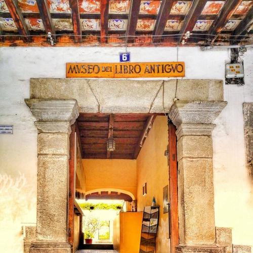 El Museo del Libro Antiguo está ubicado frente al Parque Central, en el portal del antiguo edificio de la Real Universidad de San Carlos de Borromeo. (Foto: Cortesía/Museo del Libro Antiguo)