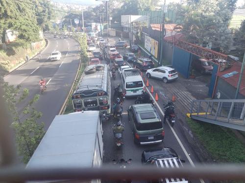 Tras el accidente, tránsito complicado hacia ciudad Guatemala. (Foto: PMT Mixco) 