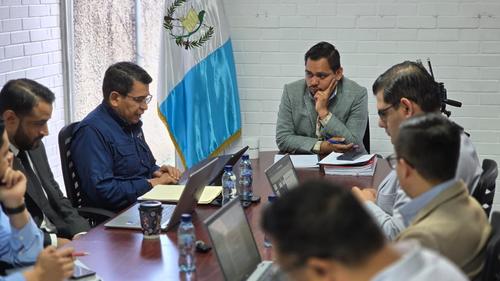El jefe del CIV, Miguel Ángel Díaz, (de azul) fue citado por el diputado José Chic para explicar los avances en la implementación de la Ley de Infraestructura Vial Prioritaria. (Foto: Cortesía)