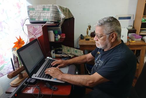 Ernesto González sigue trabajando en su pasión más grande: la escritura. (Foto: Cortesía Ernesto González Borja)