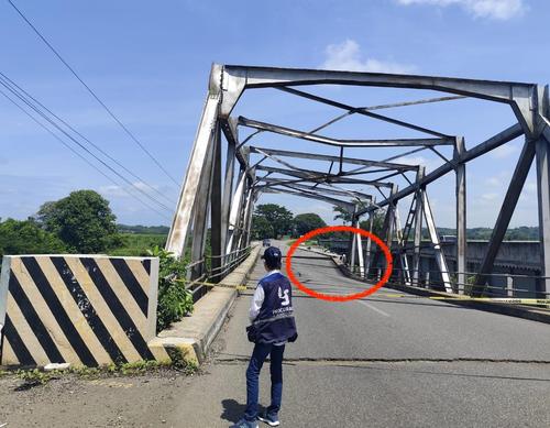 Una parte de la carpeta asfáltica del puente se hundió. (Foto: PDH)