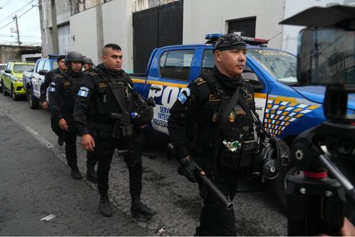 Agentes policiales se encuentran en el lugar resguardando la seguridad del centro. (Foto: Wilder López)