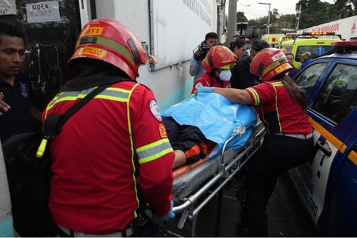 Bomberos Municipales trasladaron a heridos tras sufrir golpes durante motín. (Foto: Wilder López/colaborador)