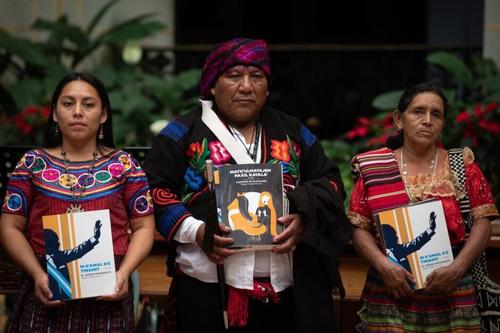 El texto incluye un audiolibro en formato CD para facilitar el aprendizaje de su pronunciación y garantizar acceso a personas no videntes. (Foto: Cortesía, Ministerio de Cultura y Deportes)