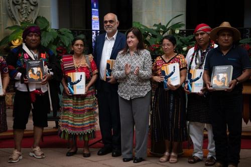 Estas ediciones no son comercializadas, sino distribuidas gratuitamente en bibliotecas, escuelas y comunidades, con el objetivo de fortalecer la identidad cultural y lingüística del país. (Foto: Cortesía, Ministerio de Cultura y Deportes)