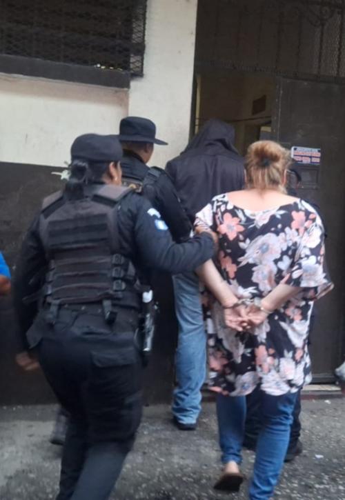 Intentaron sobornar a los agentes con Q25 mil para no ser detenidos. (Foto: PNC)