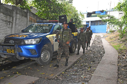 La Policía Nacional Civil (PNC) se mantiene desplegada en el exterior de la cárcel como medida preventiva. (Foto: Nuestro Diario/Archivo)