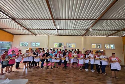 Ahora es maestro y enseña a varias mujeres. (Foto: Rudy López/Colaborador)