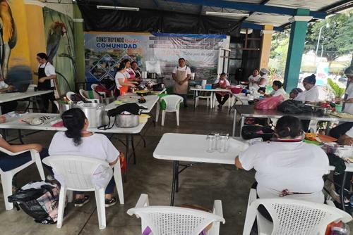 Mujeres de diferentes edades pueden aprender a elaborar pasteles. (Foto: Rudy López/Colaborador)