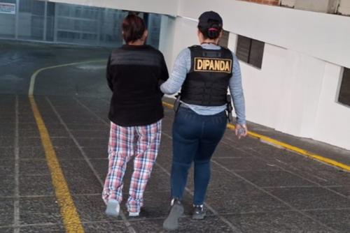Carmen "N" fue detenida por tener cinco órdenes de captura en su contra. (Foto: PNC)