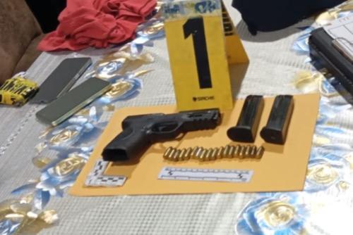 Fue incautada el arma de fuego con la que intentó darse a la fuga Marvin "N". (Foto: PNC)