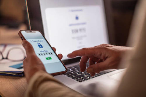 La investigación indicó que desde 2015 recibieron miles de quetzales producto de extorsión a sus cuentas bancarias. (Foto ilustrativa: istock)