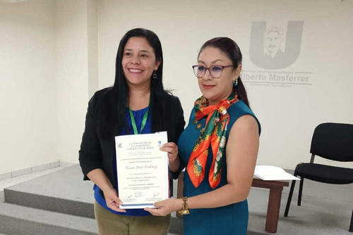 Norma Yurié Ordóñez (izquierda) ha asistido a varios encuentros centroamericanos de escritores. (Foto: cortesía Norma Ordóñez)