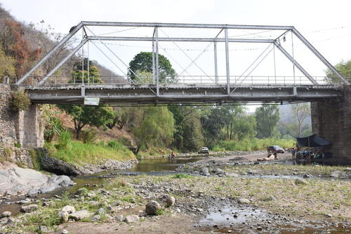 Las autoridades han colocado afiches para que los visitantes no ensucien la ribera del afluente. (Foto: Olga Vásquez/Colaboradora)