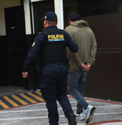 Al confirmar su indentidad en el sistema alias "Alex" presentaba una orden de captura  y varios antecedentes en su contra. (Foto: PNC)