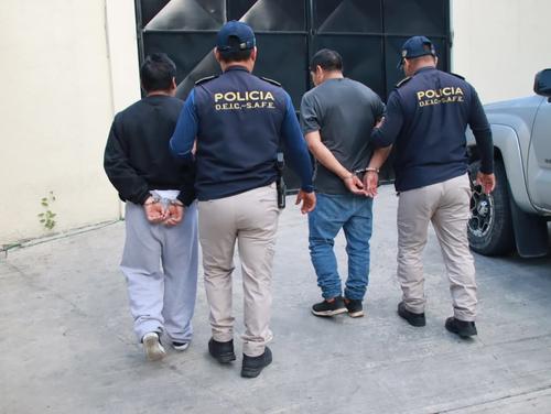 Ambos fueron detenidos por el delito de violencia contra la mujer. (Foto: PNC)