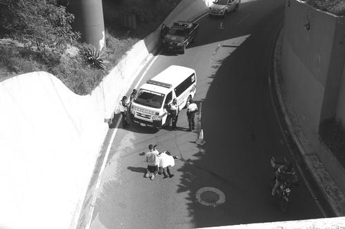 Los Bomberos Voluntarios llegaron al kilómetro 18.5 de la ruta Interamericana, ingreso a Ciudad San Cristóbal, zona 8 de Mixco. (Foto: Jorge Sente/Nuestro Diario)