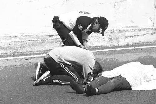 Las personas fueron testigos de los momentos de dolor del hijo al ver el cuerpo de su madre sobre el asfalto. (Foto: Jorge Sente/Nuestro Diario)