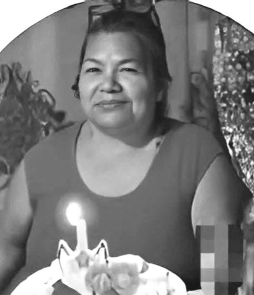 Luis Fernando no soltaba la mano de su madre Gloria Equité de 68 años, quien murió luego que resbalar del estribo del bus cuando se dirigían a un centro de terapia física. (Foto: Redes sociales)