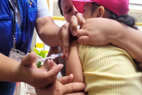 Varios menores ya han sido vacunados por el personal del CAP. (Foto: Carmen Ordónez/Colaboradora)