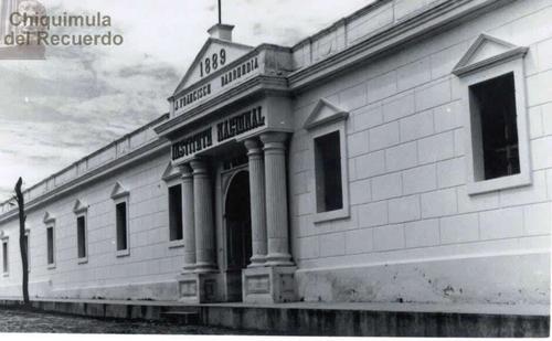 El Instituto Normal para Varones de Oriente es considerado un faro de luz para la educación de cientos de estudiantes. Así lucía en 1930.  (Foto: Cortesía, Chiquimula del Recuerdo)