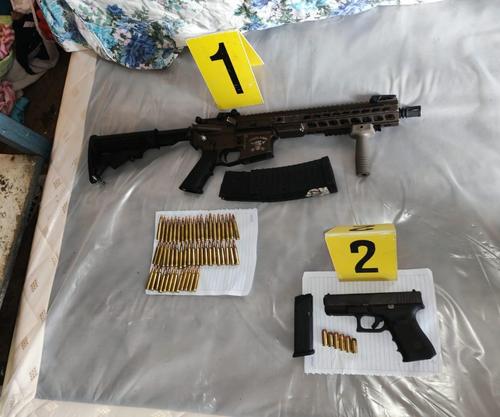 A los aprehendidos se les incautó armas de fuego y municiones. (Foto: PNC)