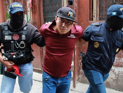 Los hombres fueron arrestados a pesar de que intentaron huir. (Foto: PNC)