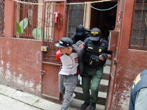 Ambos capturados son presuntos integrantes de la clica “Vatos Locos Salvatrucha”. (Foto: PNC)