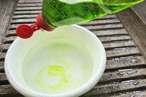 La mezcla de agua tibia y jabón líquido para platos es eficaz para los vidrios. (Foto: Oswaldo Cop/Colaborador)