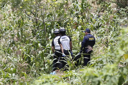 Los investigadores de la PNC creen que el cuerpo fue lanzado desde la carretera. (Foto: Jorge Sente/Nuestro Diario)