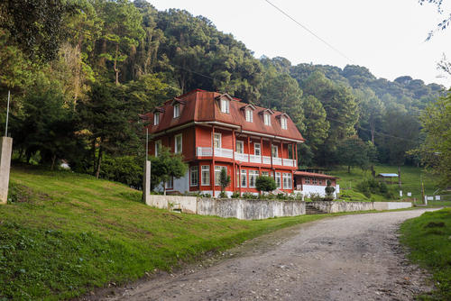 El hotel San Rafael Las Hortensias fue ensamblado en el país, pero construido en Suiza. (Foto: Oscar Rivas/colaborador)