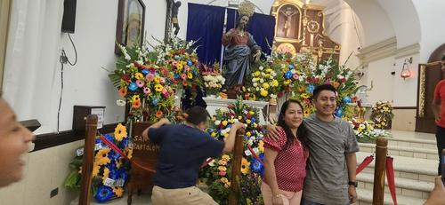 Los fieles asisten para pedir y agradecer a San Bartolomé.