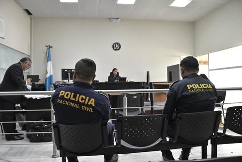 Los agentes quedarán bajo arresto domiciliario y deberán cancelar una caución económica de Q10 mil. (Foto: DCA)