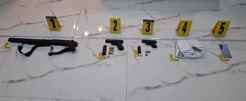 Armas de fuego, municiones y celulares fueron incautados a parte de los Q30 mil en efectivo. (Foto: MP)