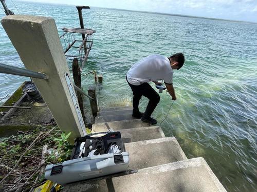 Con sondas multiparamétricas, se registran datos sobre pH, oxígeno y temperatura del agua. (Foto: Carlos Peláez/Colaborador)