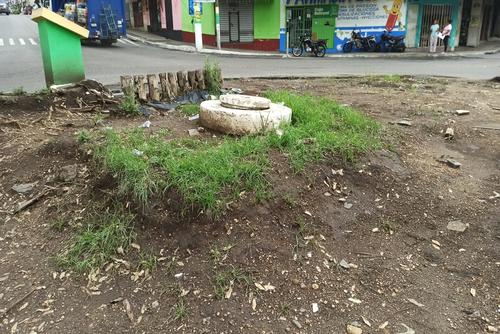 El redondel del sector 8 y 9 tiene un colector de aguas servidas y pluviales, el cual puede contaminar la perforación del pozo que pretende abastecer de agua potable a los residentes. (Foto: Edwards Morales/Colaborador)