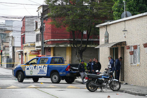 Al parecer los agentes PNC abandonaron su puesto minutos antes del ataque armado en la funeraria. (Foto: Wilder López/Soy502)