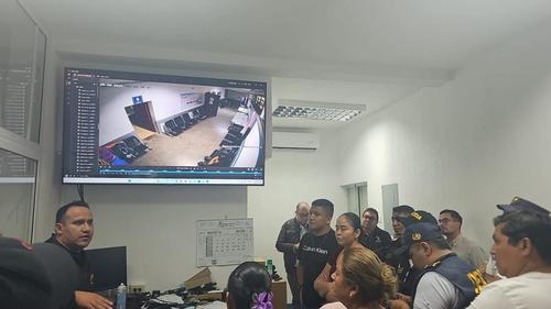 La labor de búsqueda del recién nacido se realiza junto a personal del Ministerio Público (MP), Procuraduría de Derechos Humanos (PDH), Procuraduría General de la Nación (PGN) y Policía Nacional Civil (PNC). (Foto: MP)