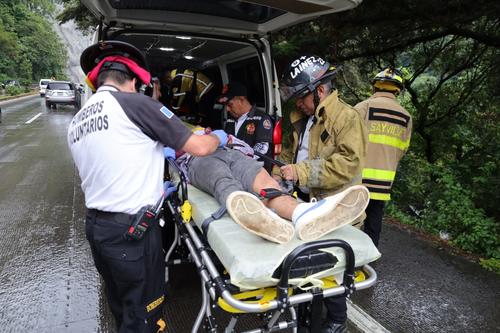 El conductor fue trasladado a un centro médico con reporte de varias fracturas tras el impacto. (Foto: Bomberos Voluntarios)