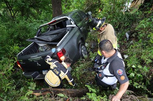 El conductor del picop fue trasladado al Hospital Roosevelt. (Foto: Bomberos Voluntarios. 