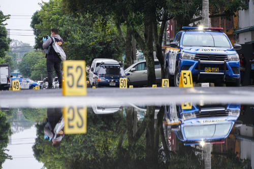  52 indicios de casquillos de arma de fuego quedaron sobre la vía pública tras el ataque armado. (Foto: Wilder López/Soy502)