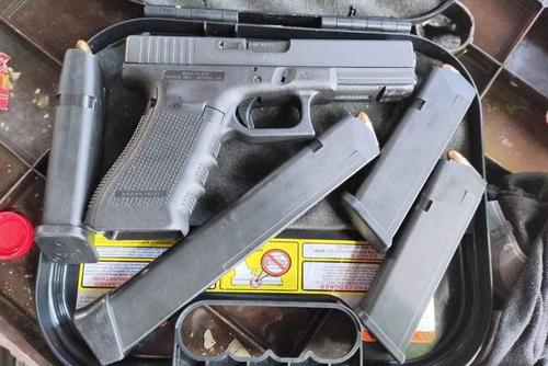 Armas de fuego fueron decomisadas junto a otros indicios. (Foto: PNC)