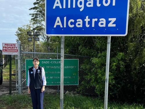 Consulado de Guatemala en Miami entrevistó a 11 guatemaltecos detenidos en Florida. (Foto: Minex)